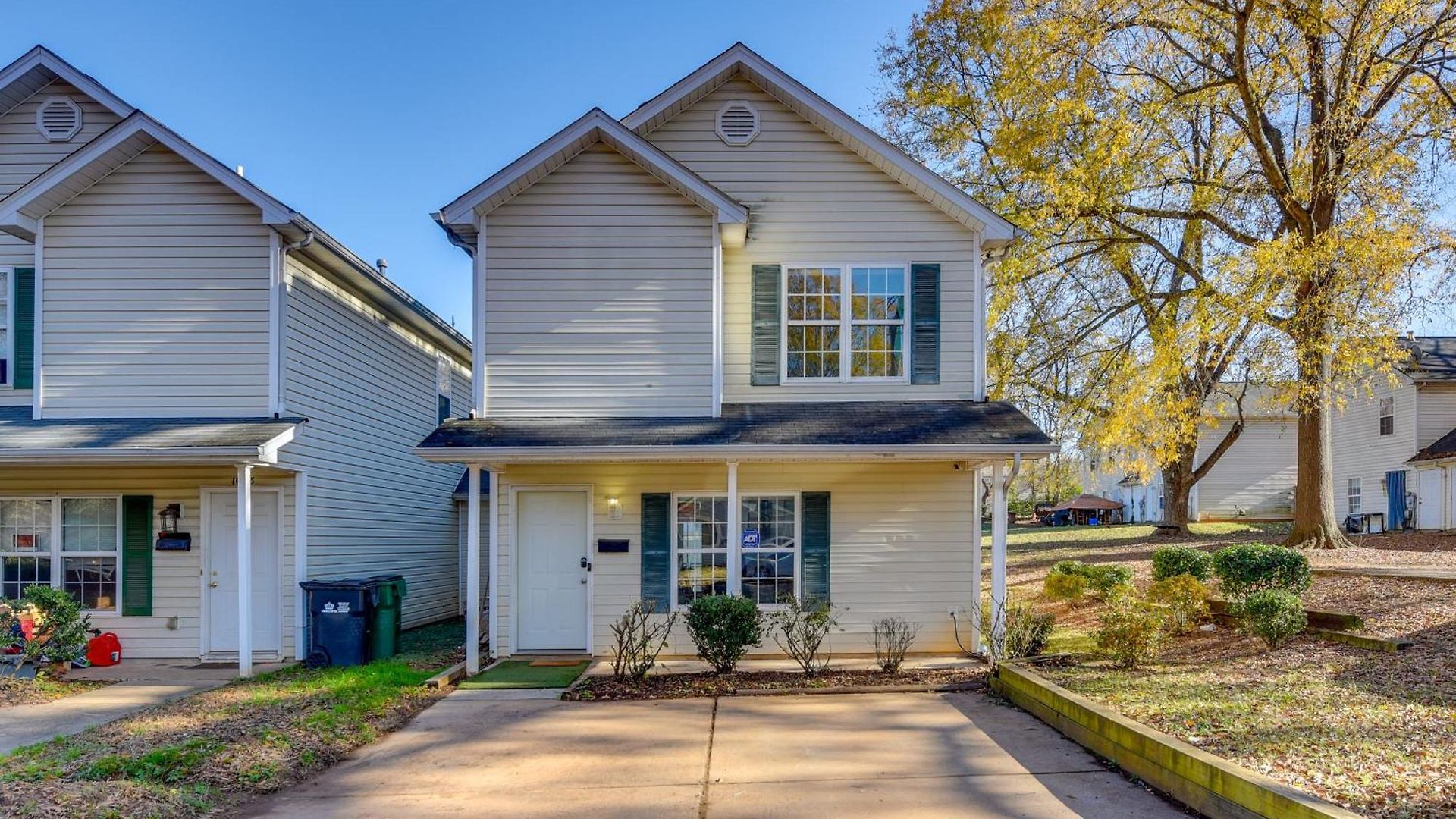 Holiday home Uptown Townhome W/ Patio & Yard! *
