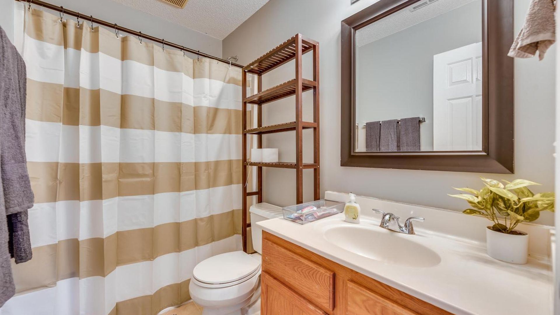 Uptown Townhome W/ Patio & Yard! Charlotte