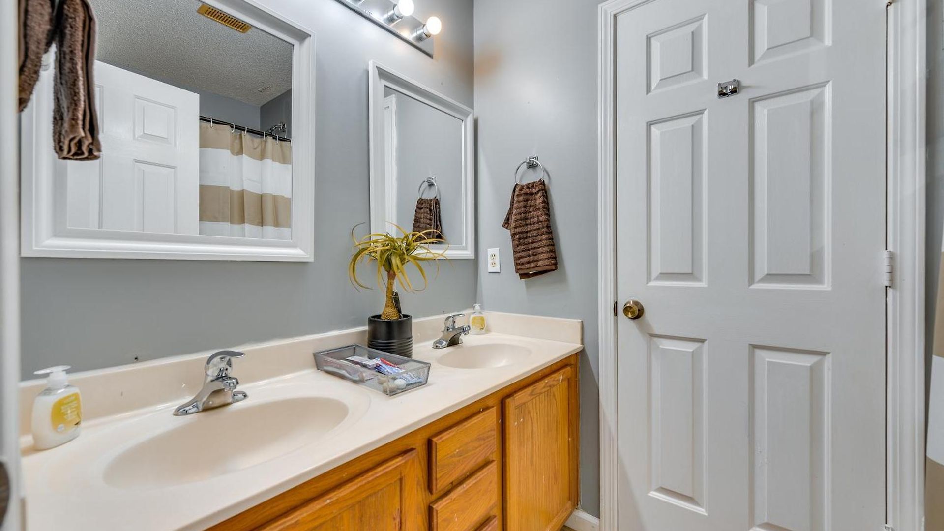 Uptown Townhome W/ Patio & Yard! Charlotte