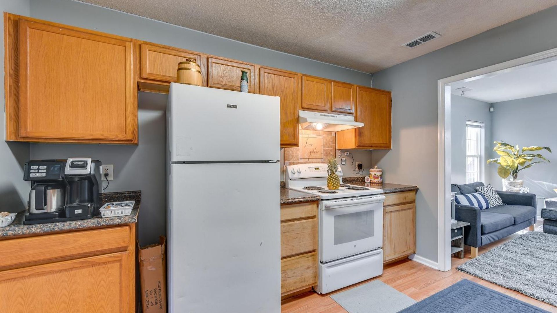 Uptown Townhome W/ Patio & Yard! Holiday home