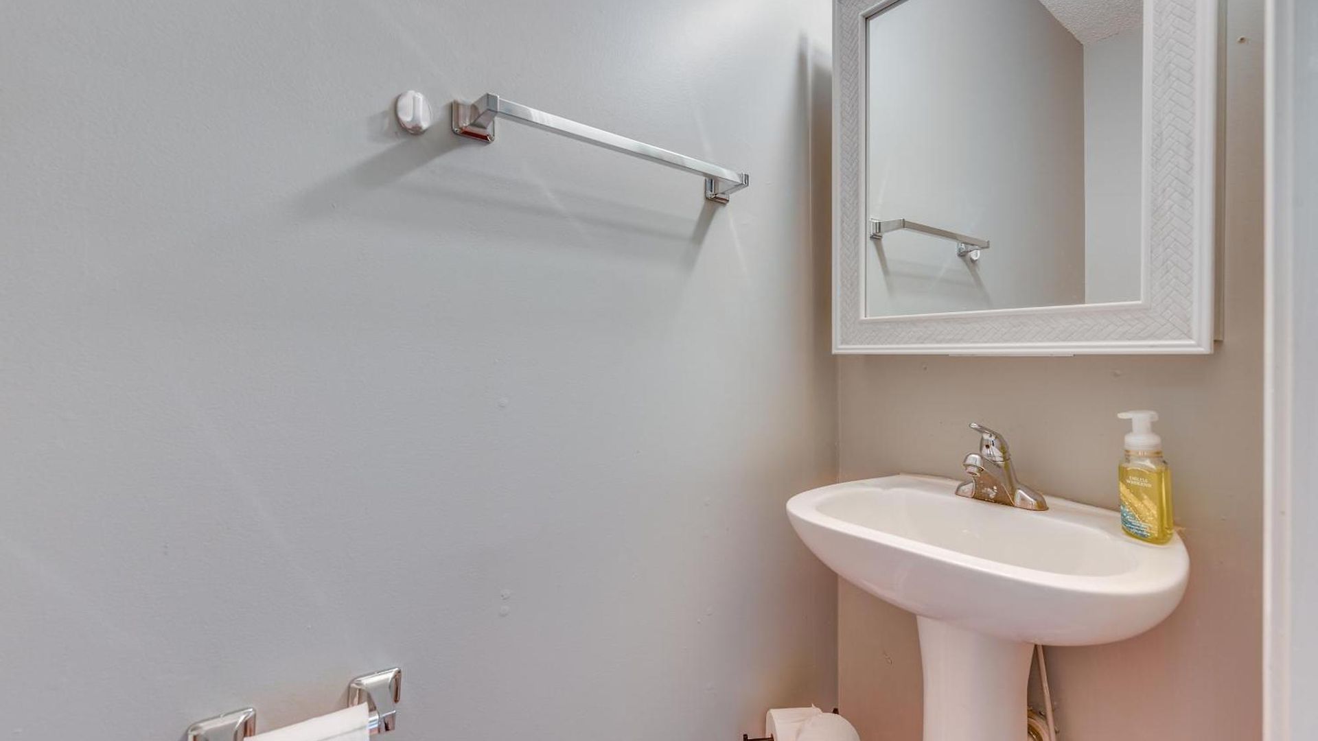 Uptown Townhome W/ Patio & Yard! Holiday home *