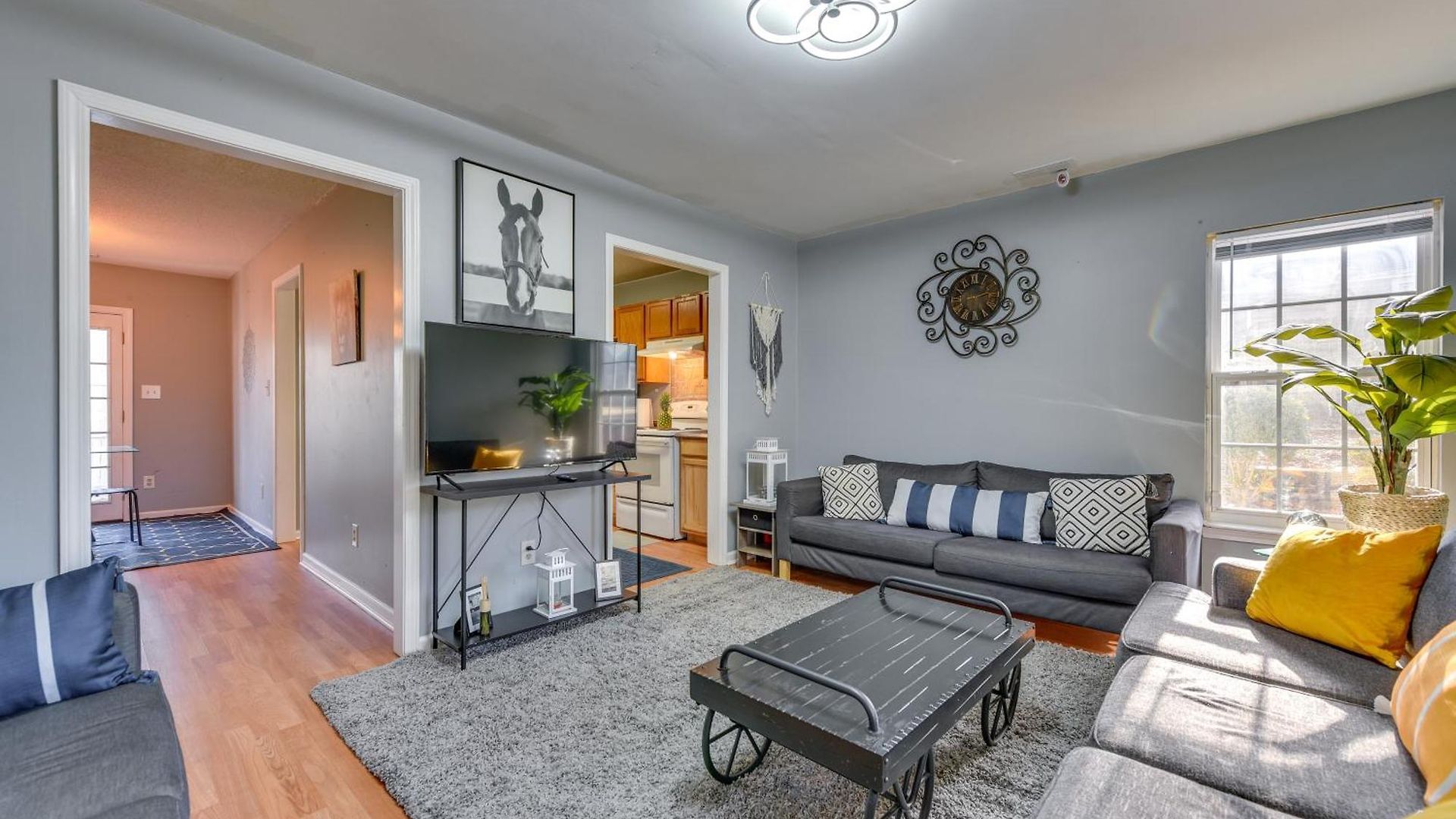 Uptown Townhome W/ Patio & Yard! Holiday home