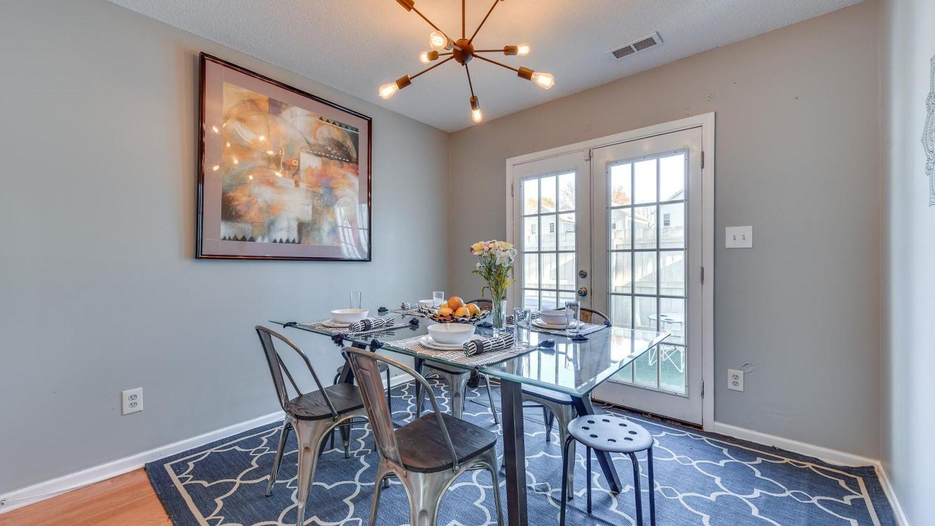 Uptown Townhome W/ Patio & Yard! Holiday home *