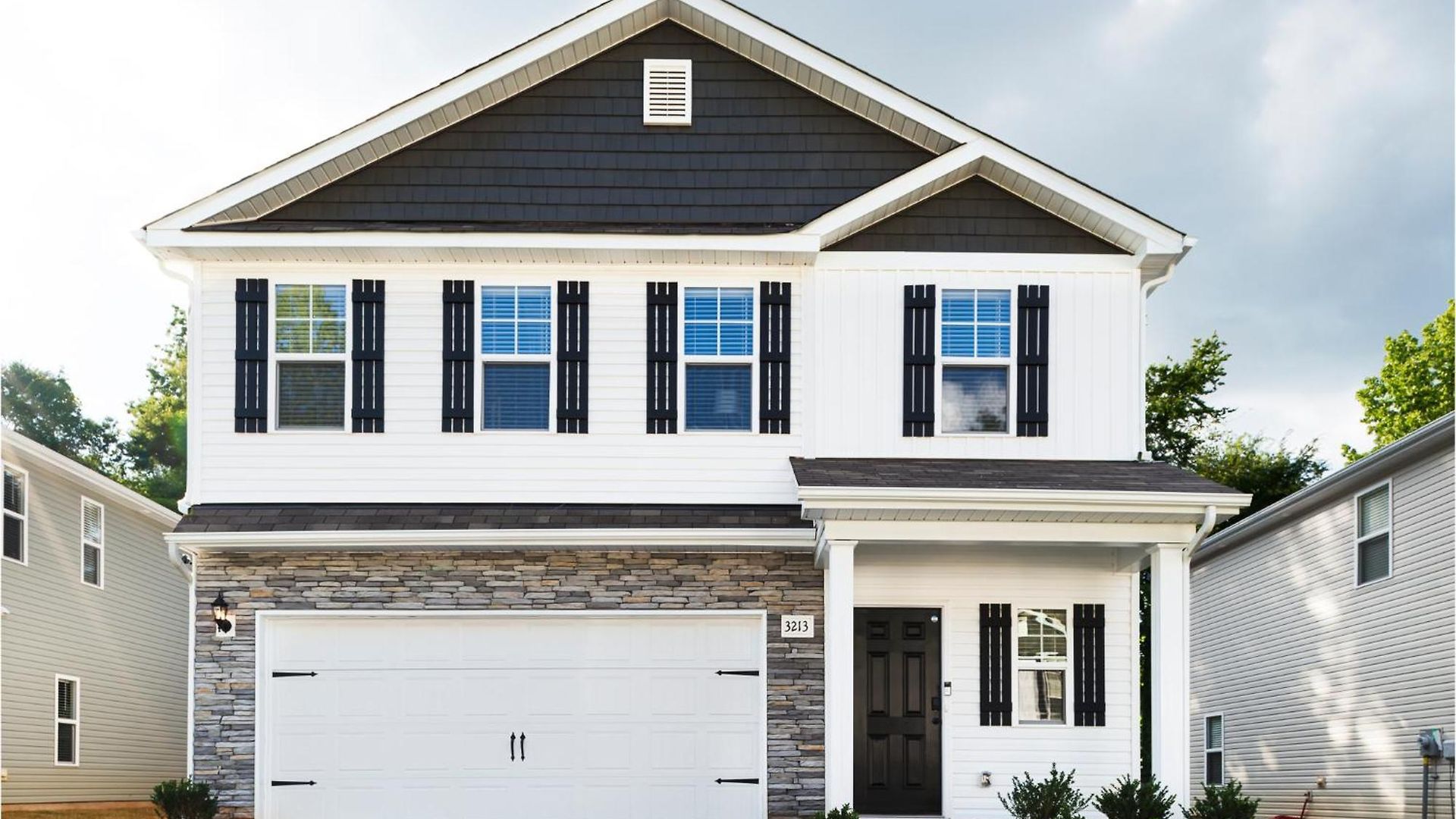 Spacious 4bd Retreat - Location - Backyard *