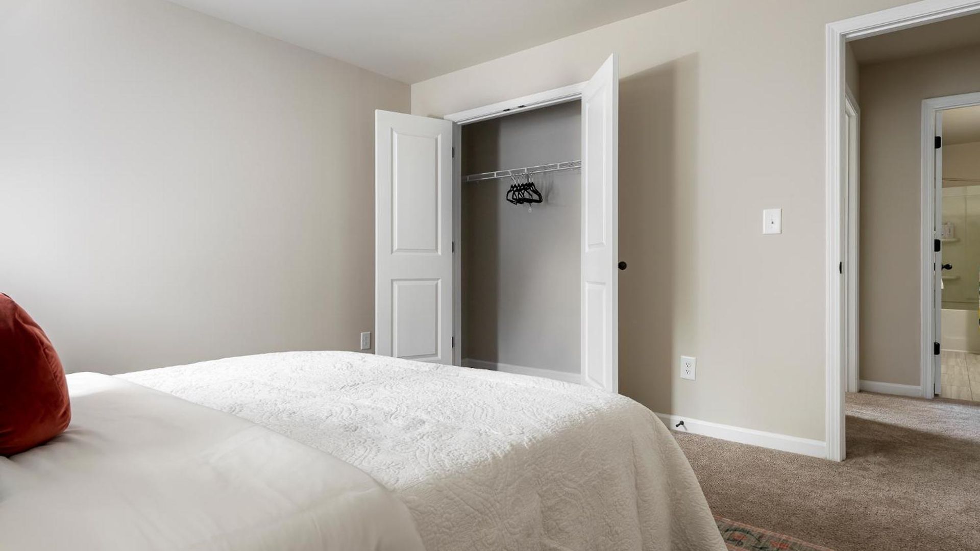 Spacious 4bd Retreat - Location - Backyard