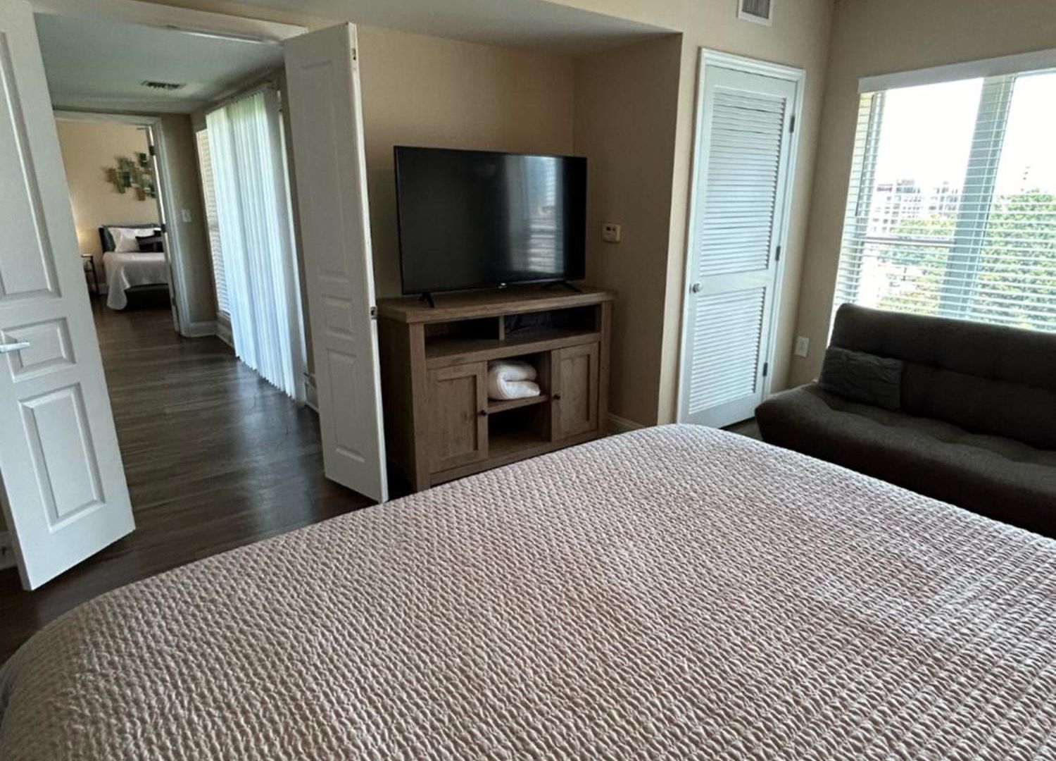 Spacious 2 Bedroom 2 Bathroom With Balcony In Uptown Charlotte! Views & Free Parking! Apartment *