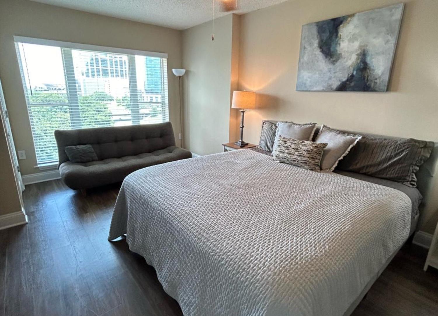 Spacious 2 Bedroom 2 Bathroom With Balcony In Uptown Charlotte! Views & Free Parking! Apartment *