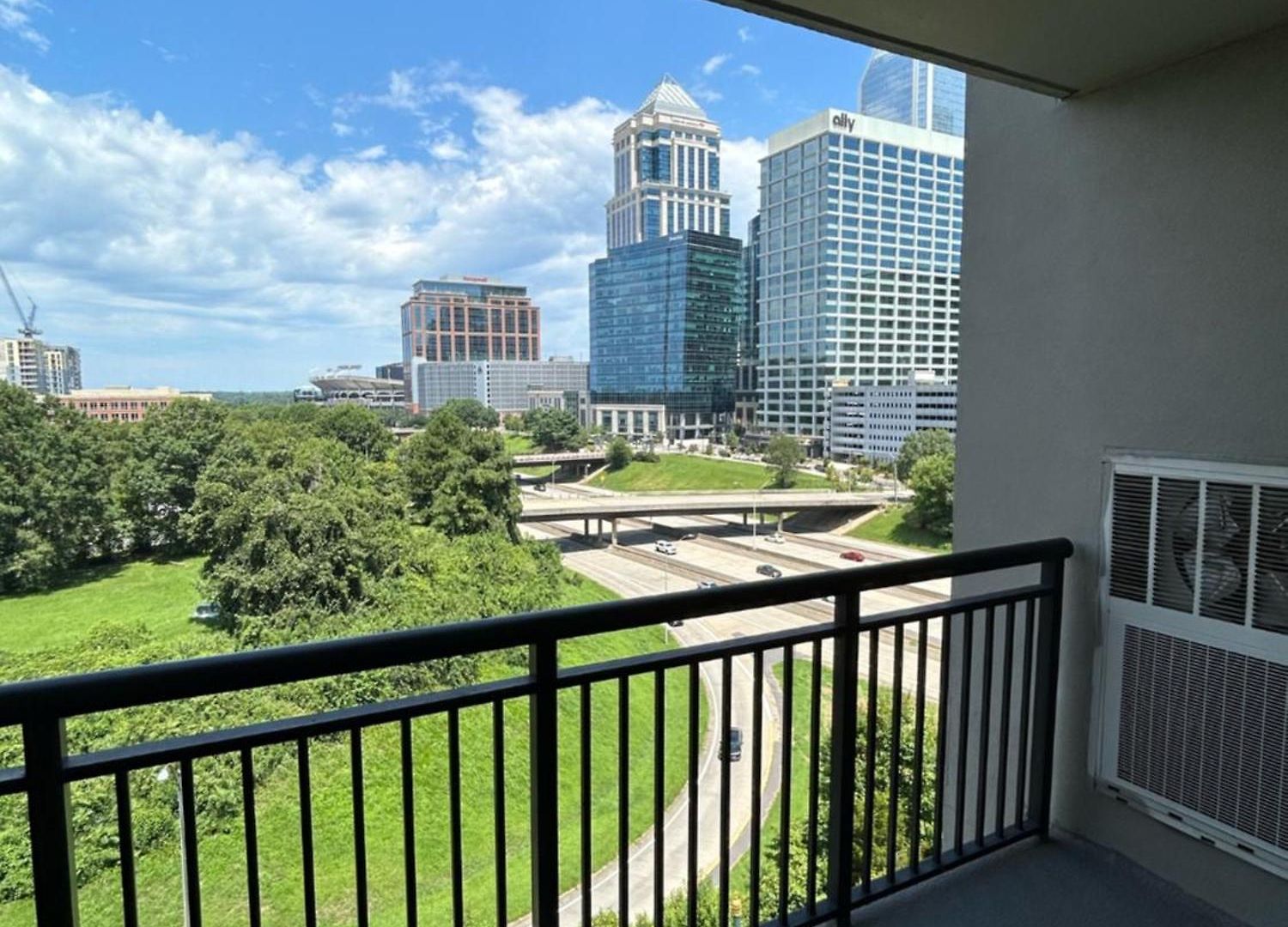 Spacious 2 Bedroom 2 Bathroom With Balcony In Uptown Charlotte! Views & Free Parking! Apartment Charlotte