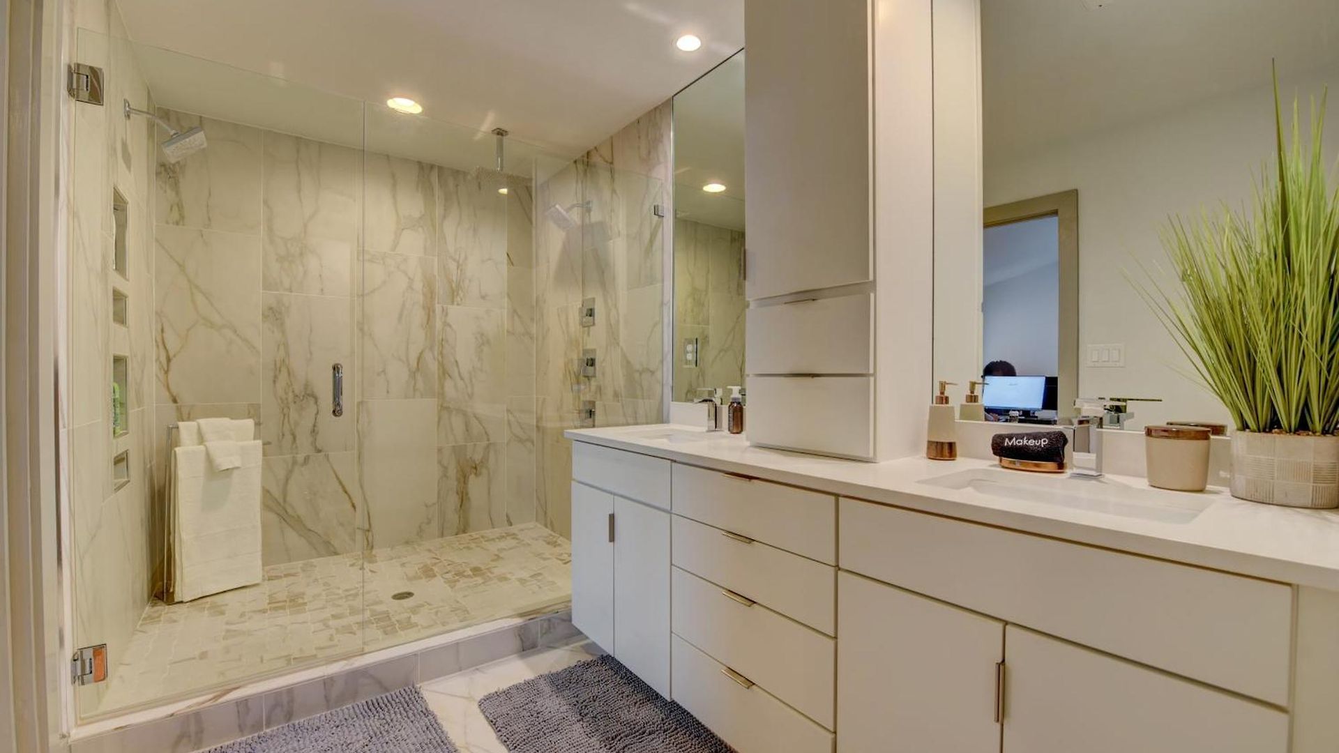 Modern With Yard 3 Mi To Uptown Charlotte!