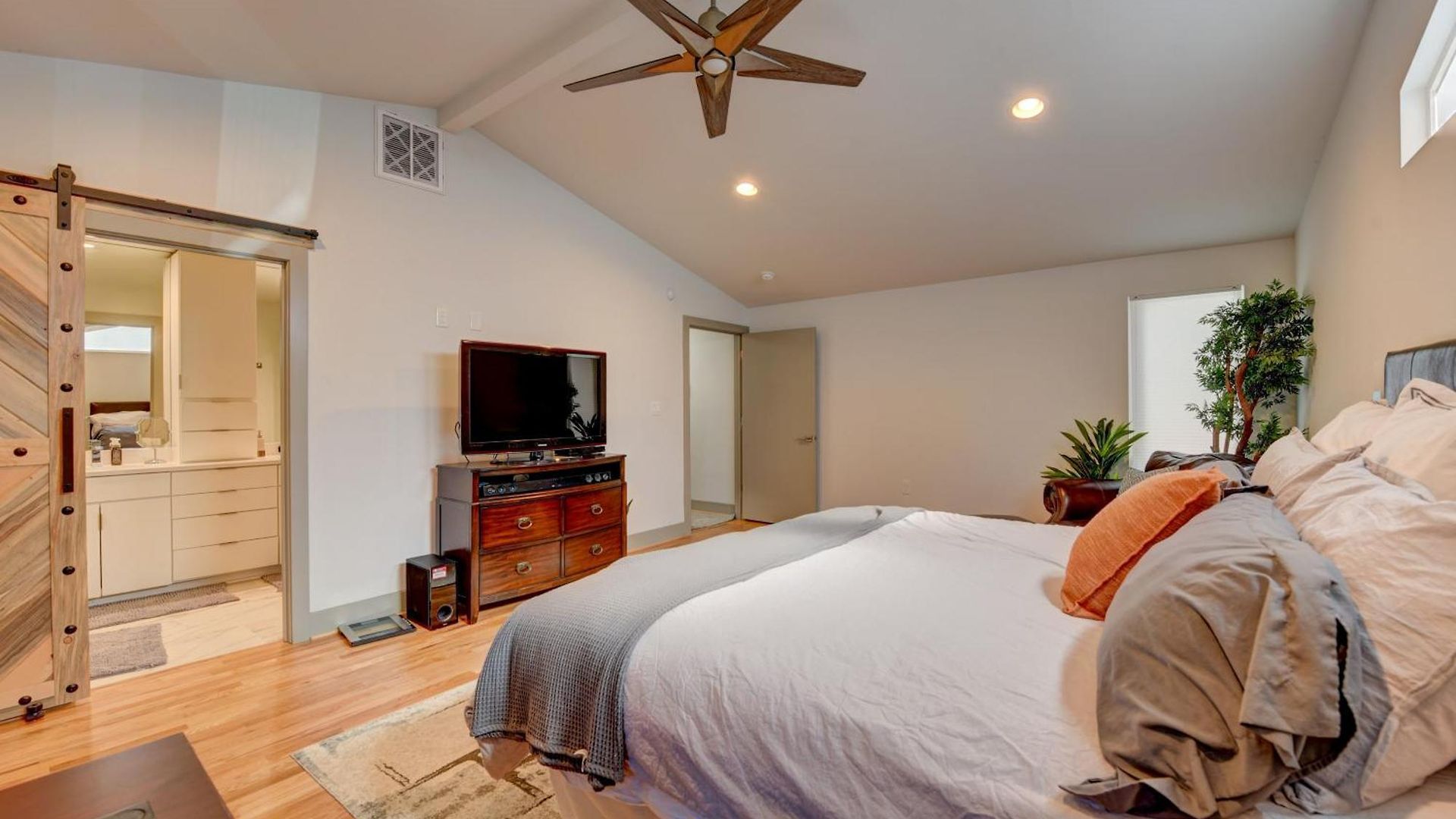 Modern With Yard 3 Mi To Uptown Charlotte! Holiday home
