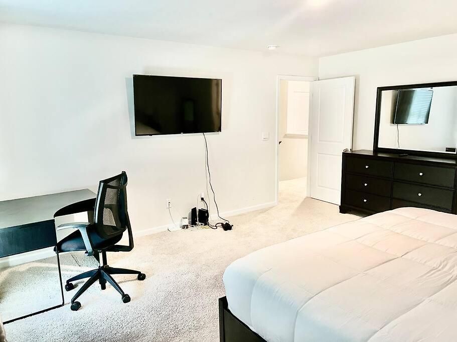 Spacious 4-bedroom House,6beds With Office Space Holiday home Charlotte