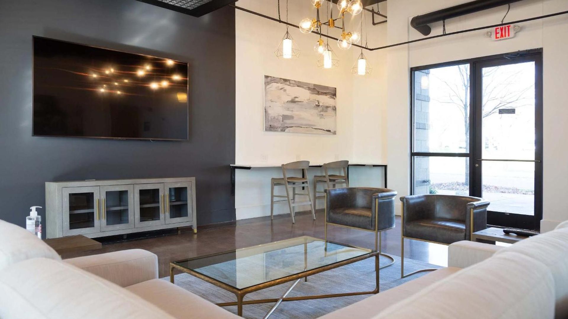 Spacious 2bd With Private Balcony And Free Parking