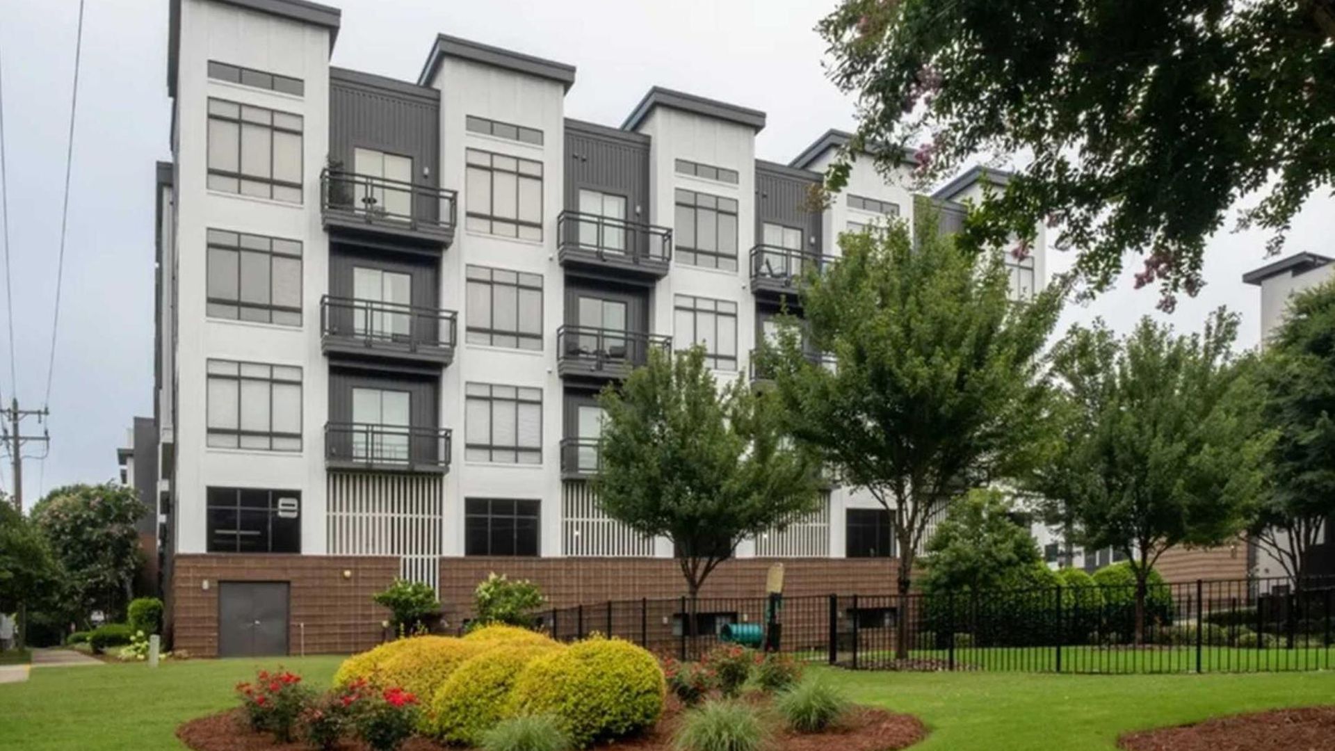 Spacious 2bd With Private Balcony And Free Parking Apartment