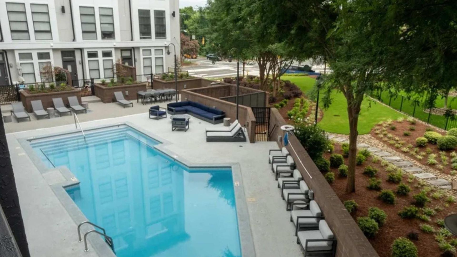 Spacious 2bd With Private Balcony And Free Parking *