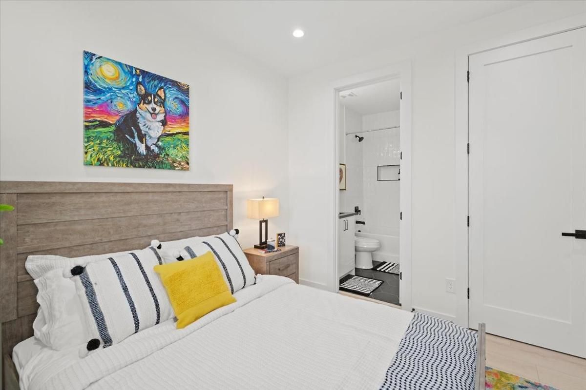 2 Unit Modern Close To Uptown Apartment *