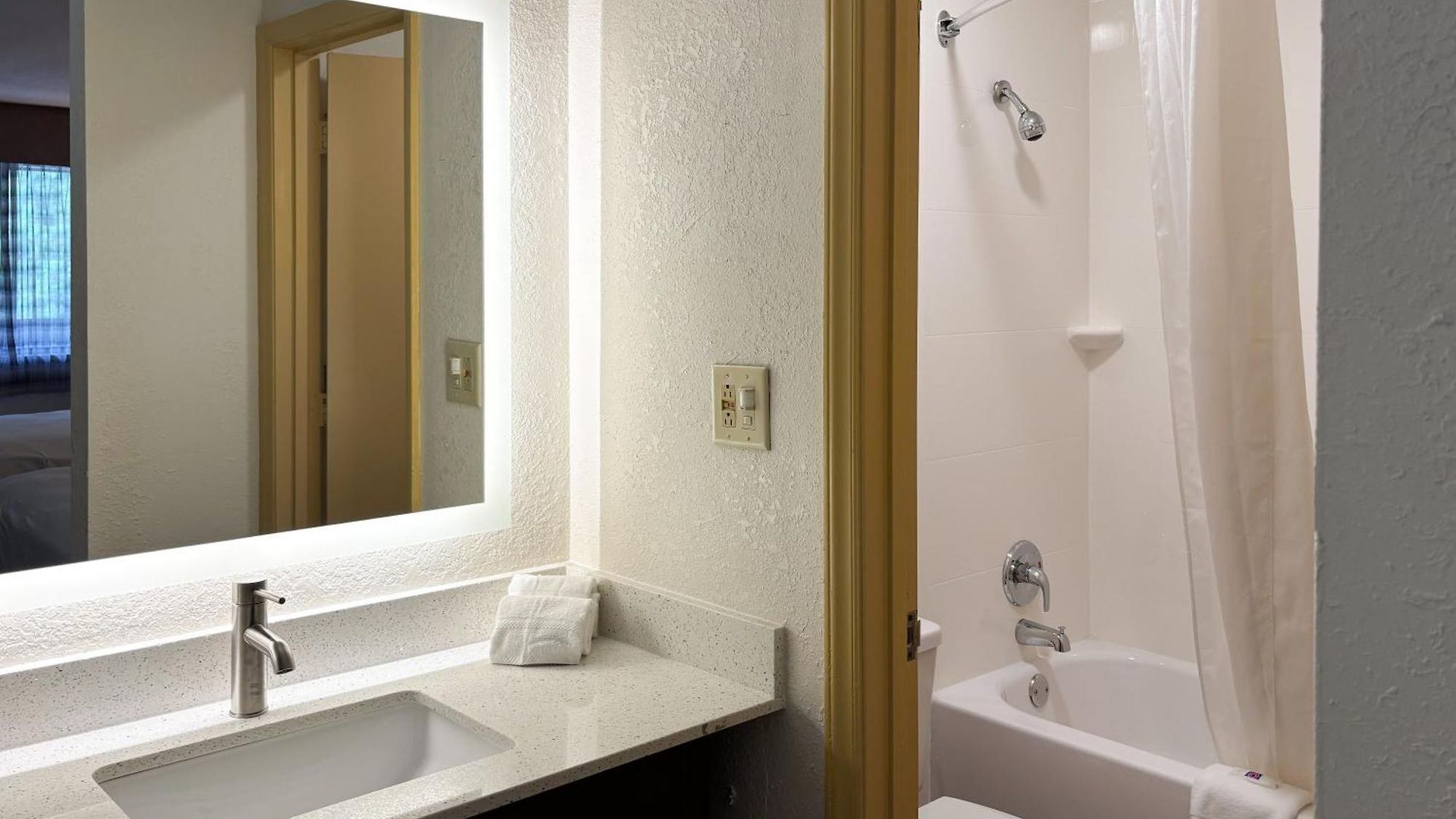 6 Charlotte, Nc Northlake 4*