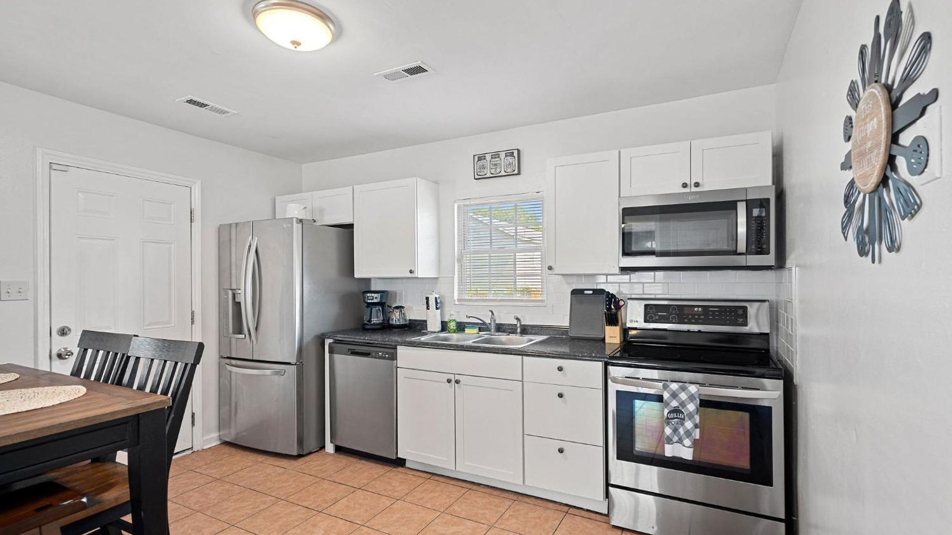 Cozy 4br Near Uptown -king Bed- Jacuzzi Holiday home