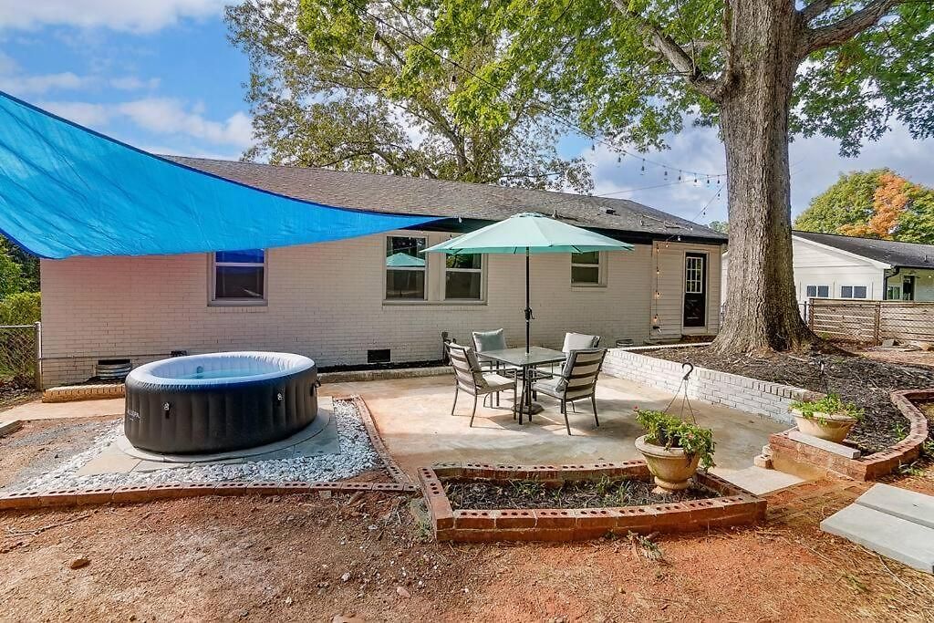Holiday home 3br Getaway, Hot Tub & Mini Golf Fun Charlotte