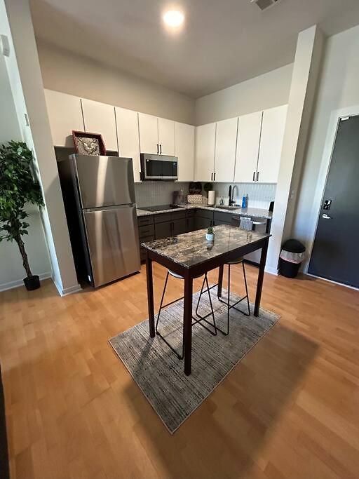 1 Bedroom Townhouse In Uptown *