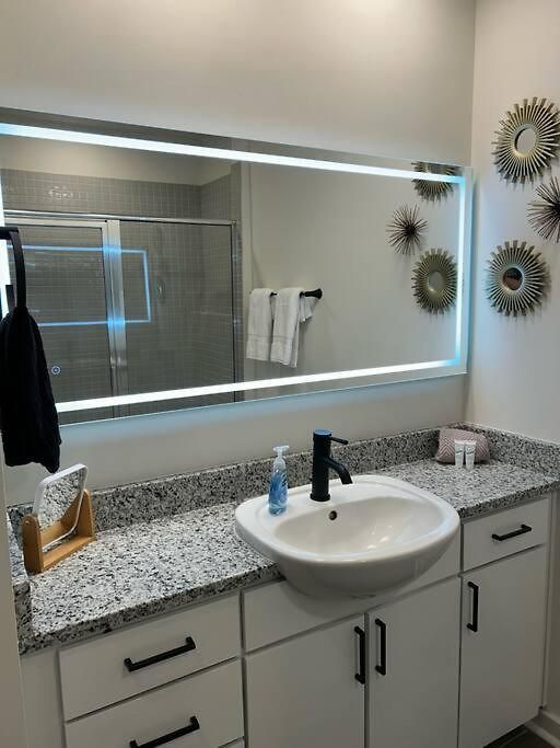 1 Bedroom Townhouse In Uptown Apartment *