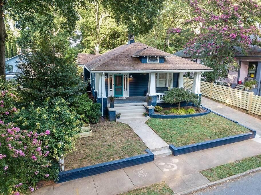 Elizabeth Bungalow, Fenced Yard, Fireplaces, Grill Holiday home