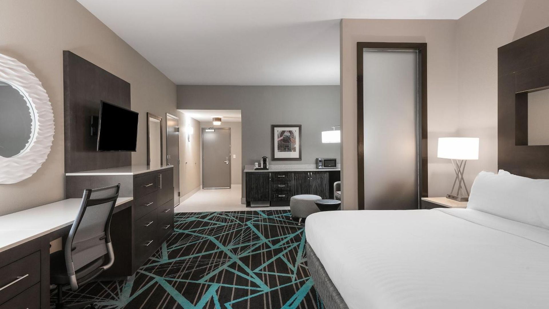 Express & - Airport By Ihg Hotel