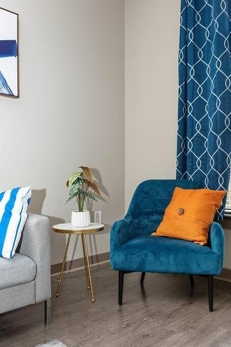 Chic Uptown Unit With Gym, Pool
