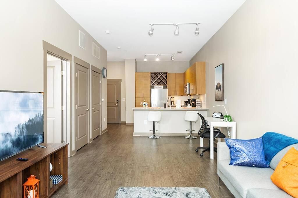 Chic Uptown Unit With Gym, Pool