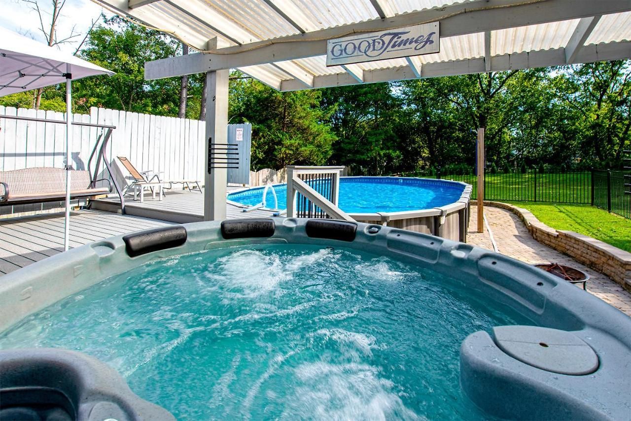 3br Escape Pool Hot Tub Theater Holiday home Charlotte