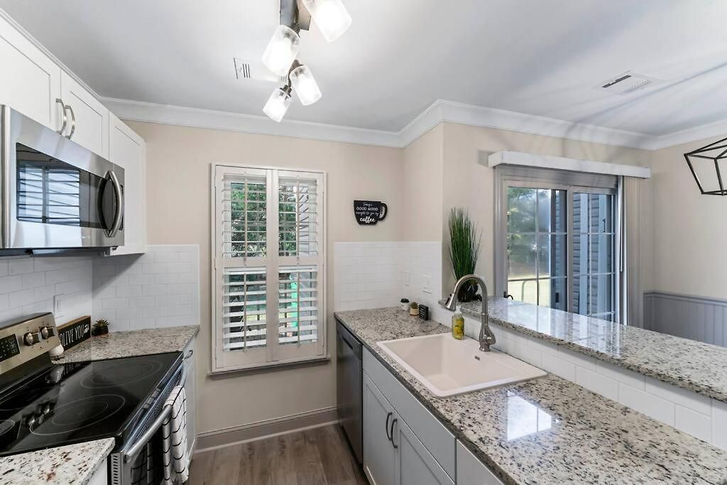 Golf Oasis Modern Townhome! Charlotte