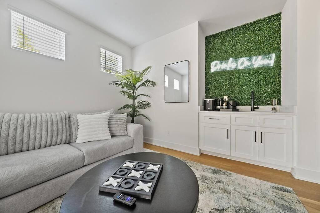 Modern 4br Retreat In Uptown! Holiday home
