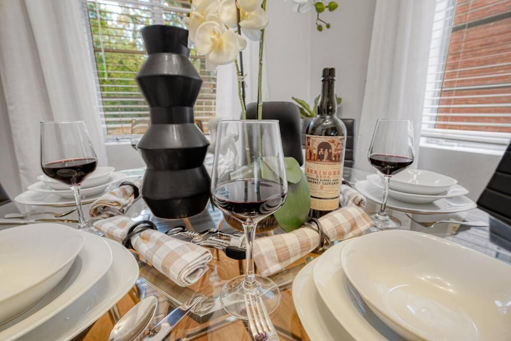 Cozy & Charming Home, Minutes To Everything! Holiday home