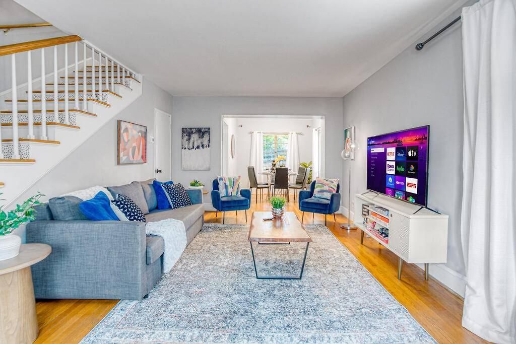 Cozy & Charming Home, Minutes To Everything! Holiday home Charlotte
