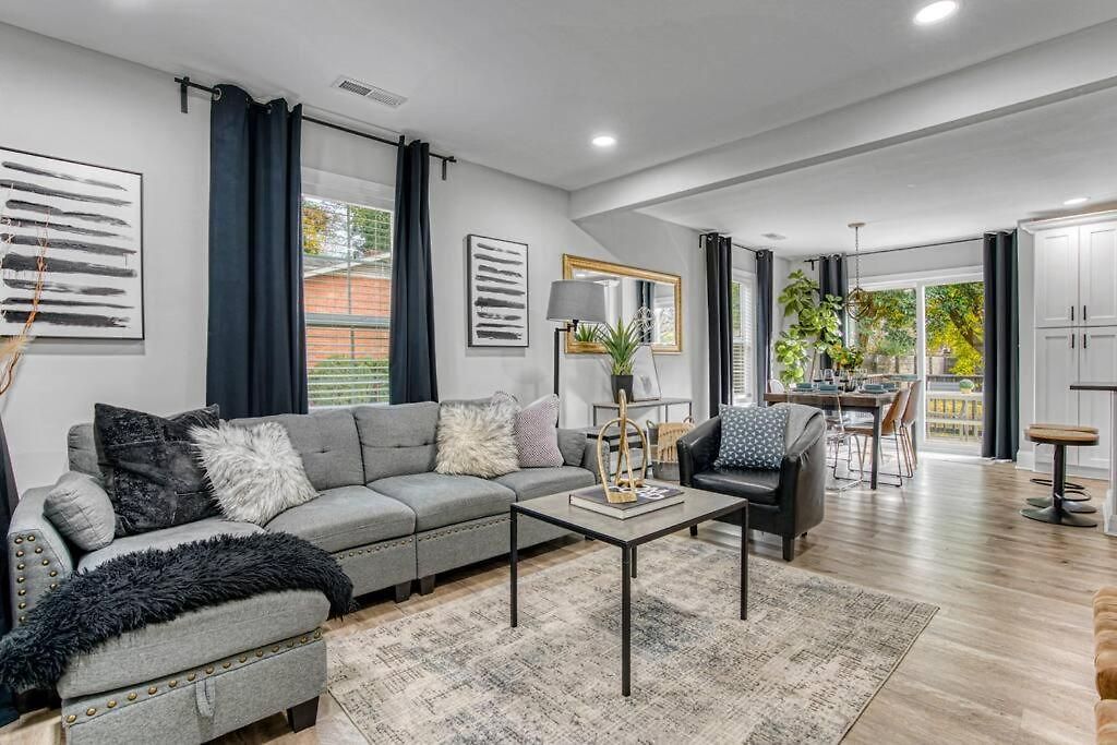 Uptown Oasis, Hot Tub, Swing Chairs, Fire Pit, Gazebo Holiday home *