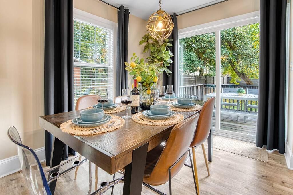 Uptown Oasis, Hot Tub, Swing Chairs, Fire Pit, Gazebo Holiday home Charlotte