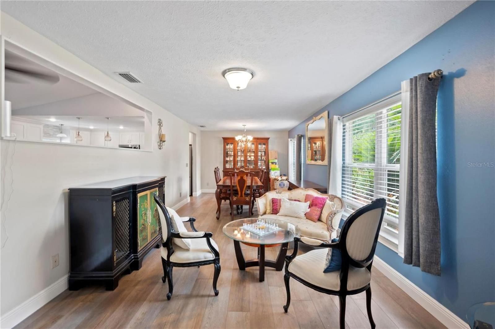 2 Bed Sleeps 4 With Free Parking *