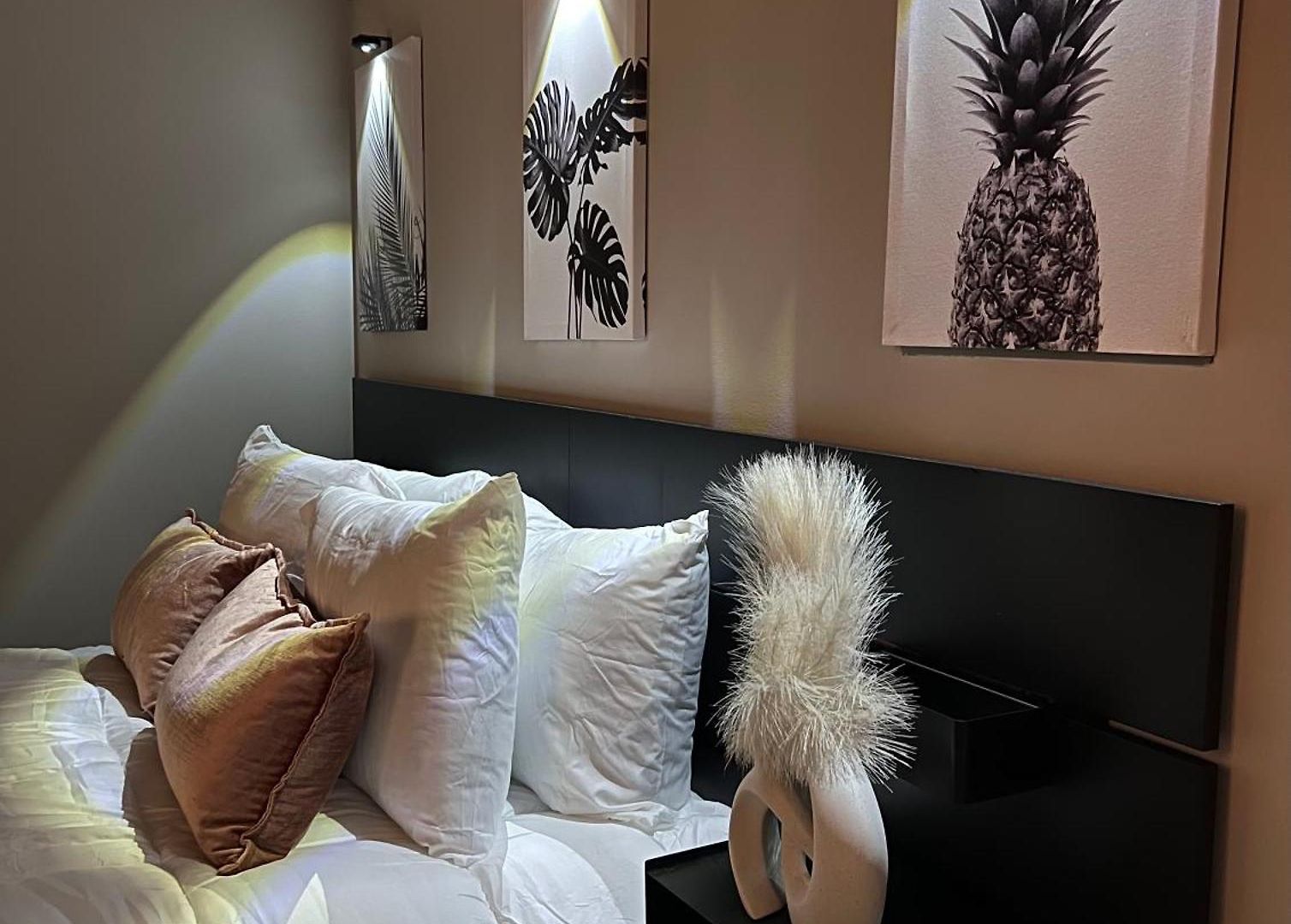 Perfect Uptown Loft-2 Min Walk To City's Spots Apartment *