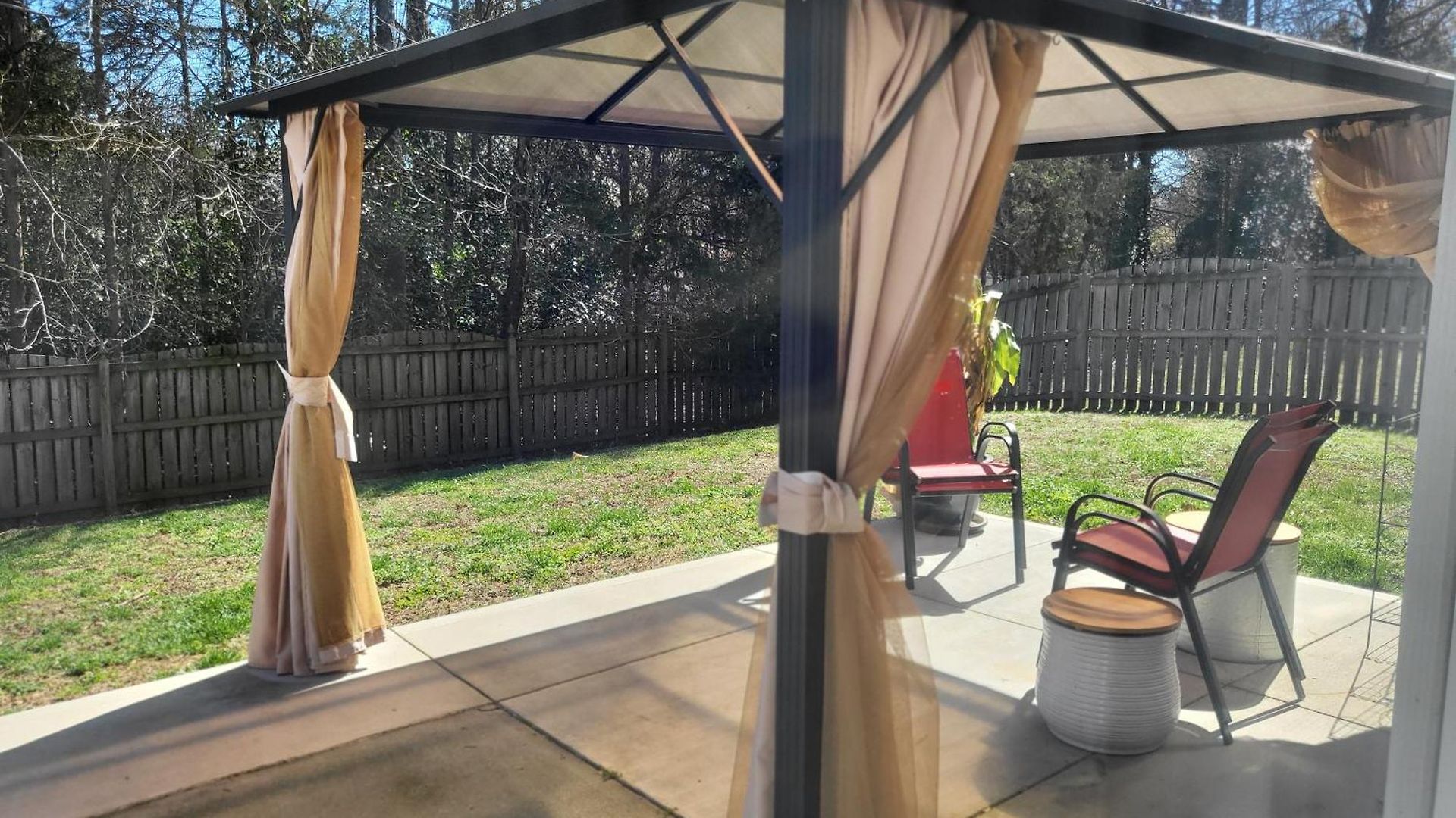 Spacious 4 Bdrm Fenced Yard With Garage Holiday home
