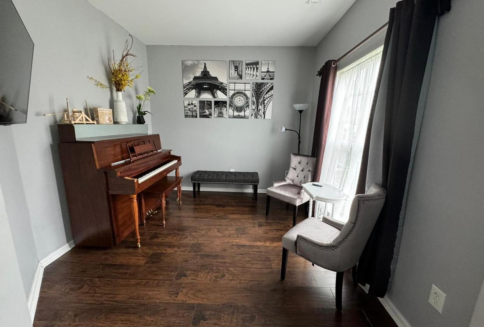 Spacious 4 Bdrm Fenced Yard With Garage *