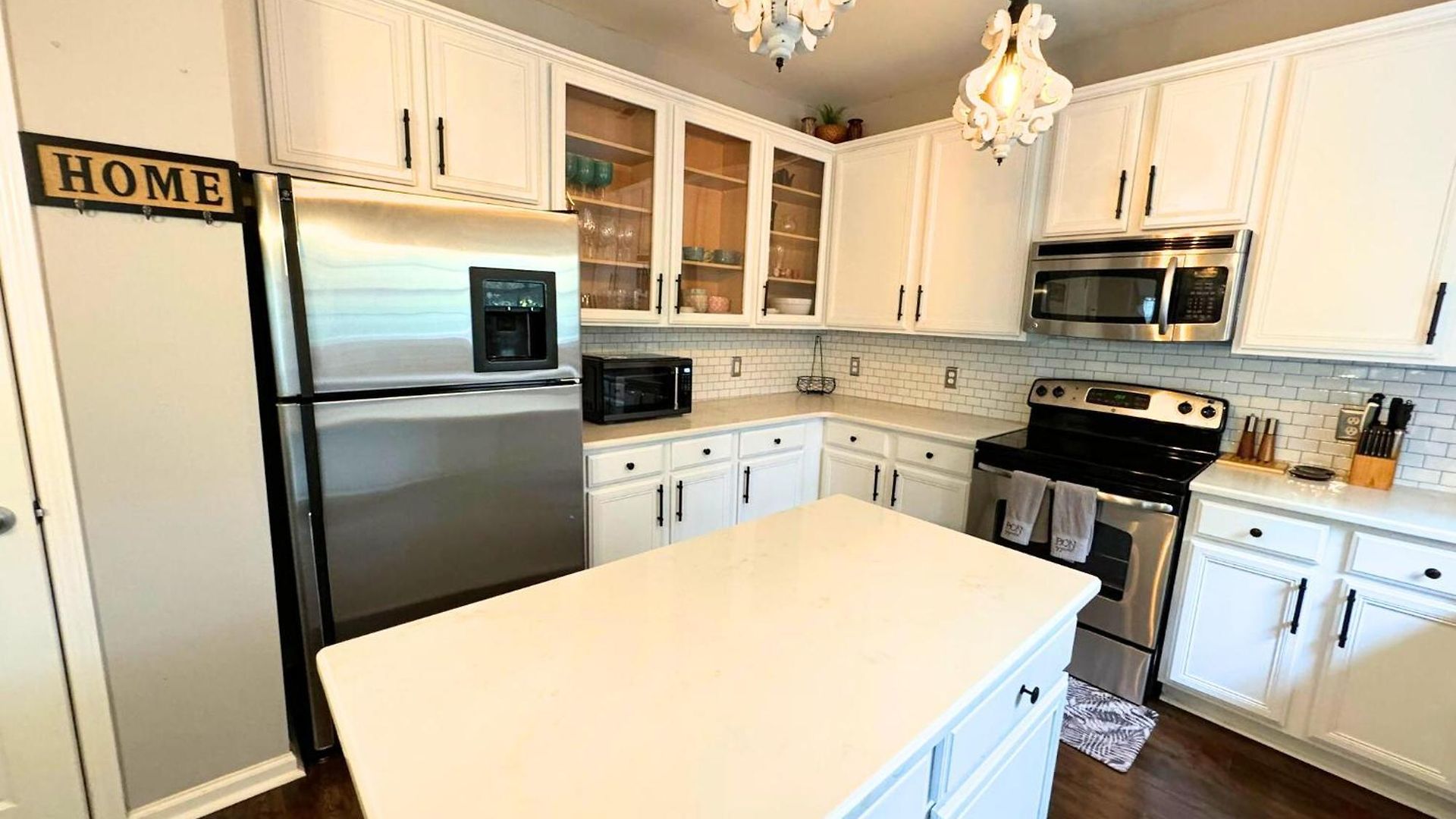 Spacious 4 Bdrm Fenced Yard With Garage Holiday home