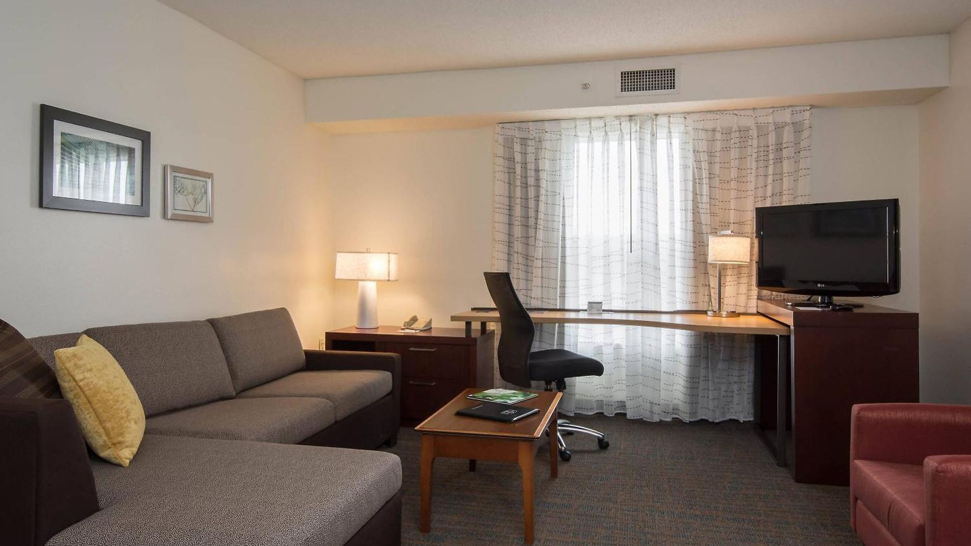 Hotel By Marriott Piper Glen