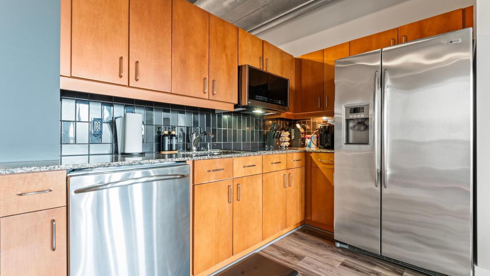 Apartment Perfect Uptown Loft-2 Min Walk To City's Spots