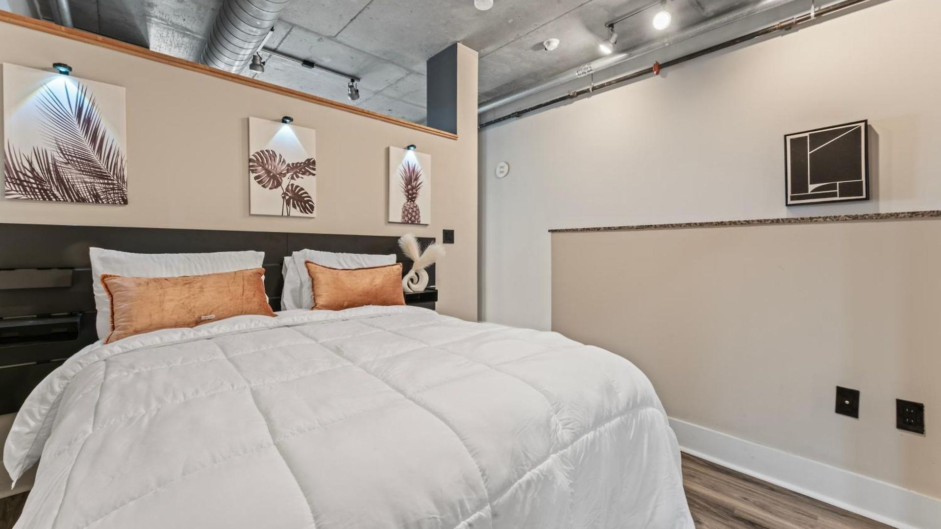 Perfect Uptown Loft-2 Min Walk To City's Spots