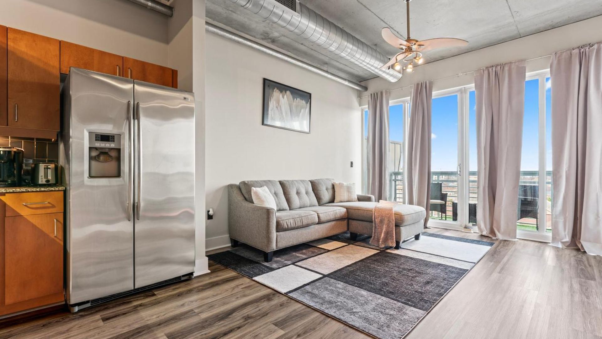 Perfect Uptown Loft-2 Min Walk To City's Spots Apartment