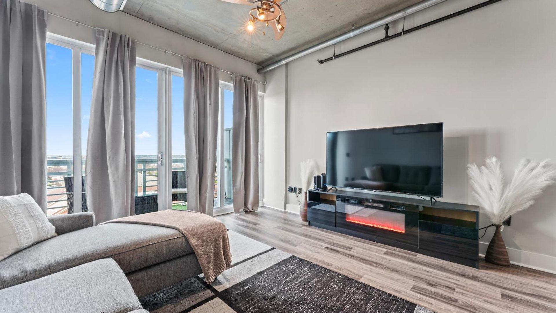 Perfect Uptown Loft-2 Min Walk To City's Spots Apartment