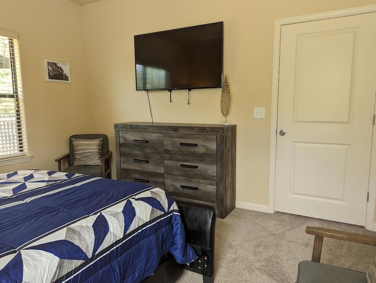 Away From - Book Friday And Saturday Get Sunday Free! Sleeps 7 Immediate Availability! Beautiful Gated Community Apartment *