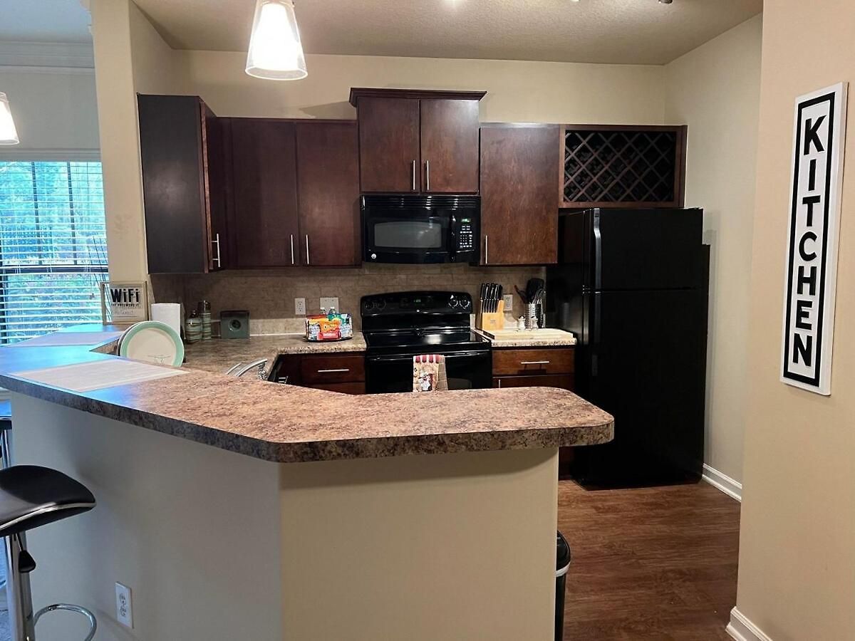 Apartment New Look! Book Friday & Saturday Get Sunday Free Ready For Work Or Play 