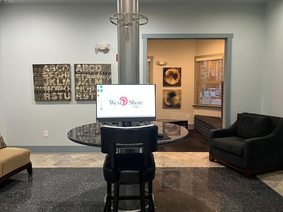 Apartment New Look! Book Friday & Saturday Get Sunday Free Ready For Work Or Play 