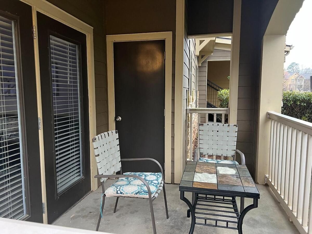 Apartment New Look! Book Friday & Saturday Get Sunday Free Ready For Work Or Play 