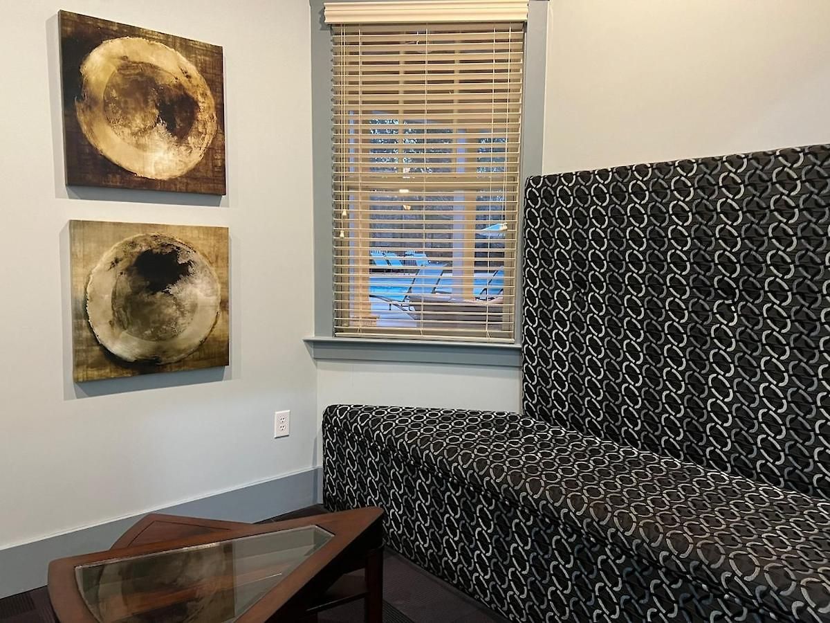 Apartment New Look! Book Friday & Saturday Get Sunday Free Ready For Work Or Play 